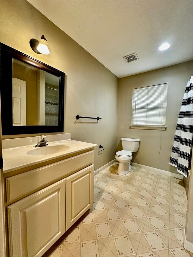 Building Photo - 2/1 Home