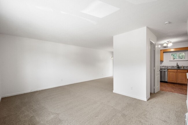 Building Photo - AVAILABLE FOR EARLY OCTOBER! 2-BEDROOM TOW...