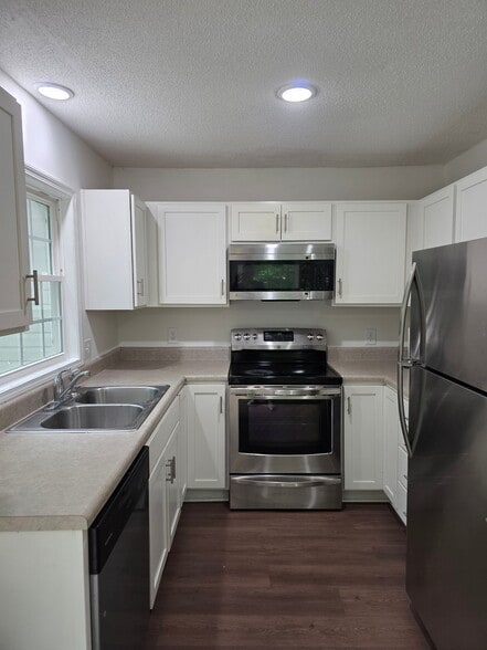 Building Photo - 25 Sylvias Way