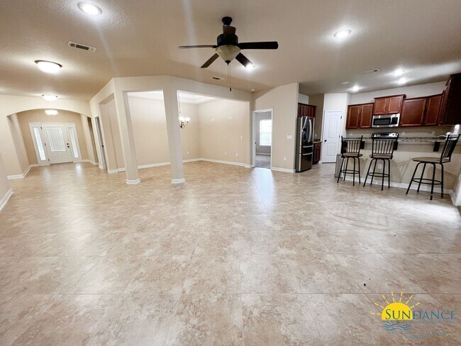 Building Photo - Stunning 4 Bedroom Home in Crestview!