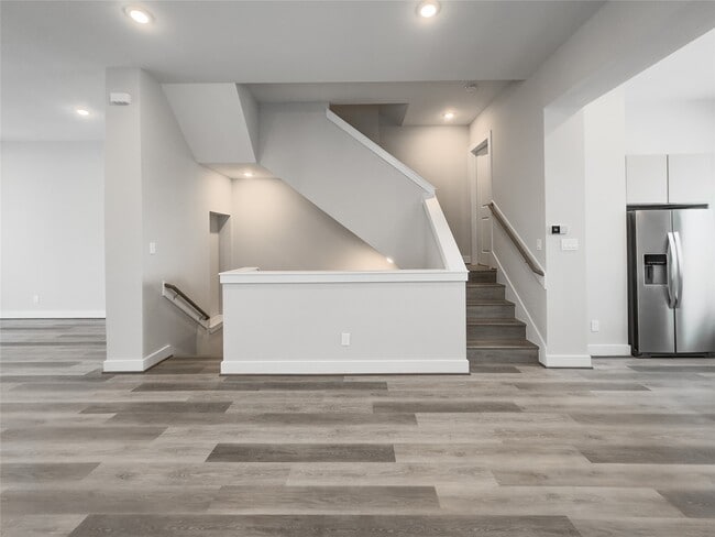 Building Photo - 1250 N Post Oak Rd