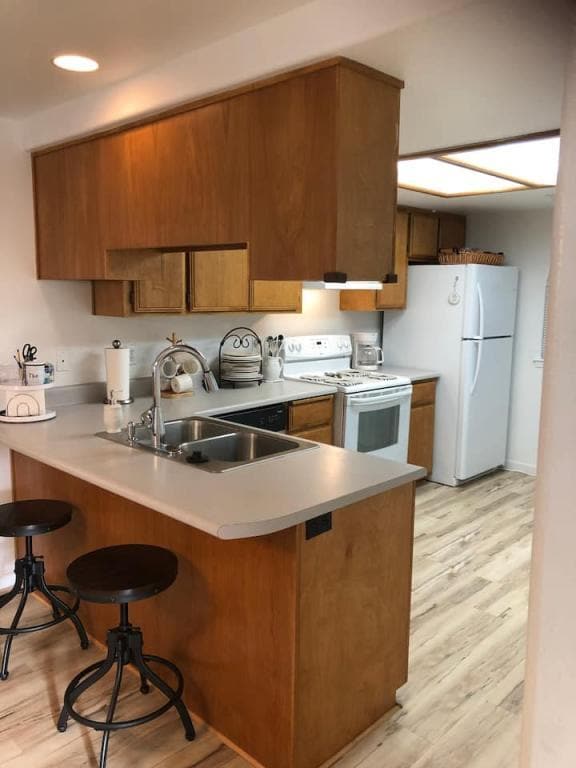 Building Photo - 525 Primrose Dr