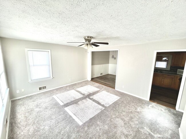 Building Photo - 110 E Gray St