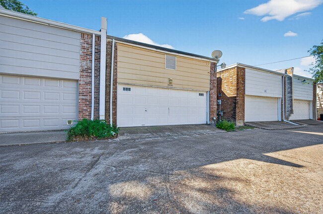 Building Photo - 4426 Basswood Ln