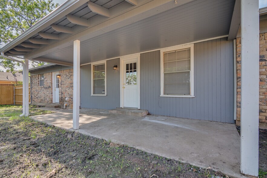 Covered patio - 208 W. Fourth St.