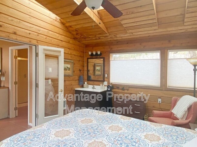 Building Photo - 1720 SW Brooklane Dr