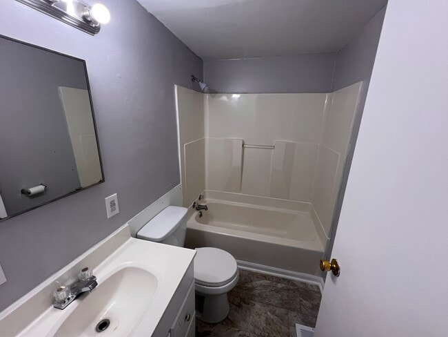 Building Photo - 606 Kingwood Dr