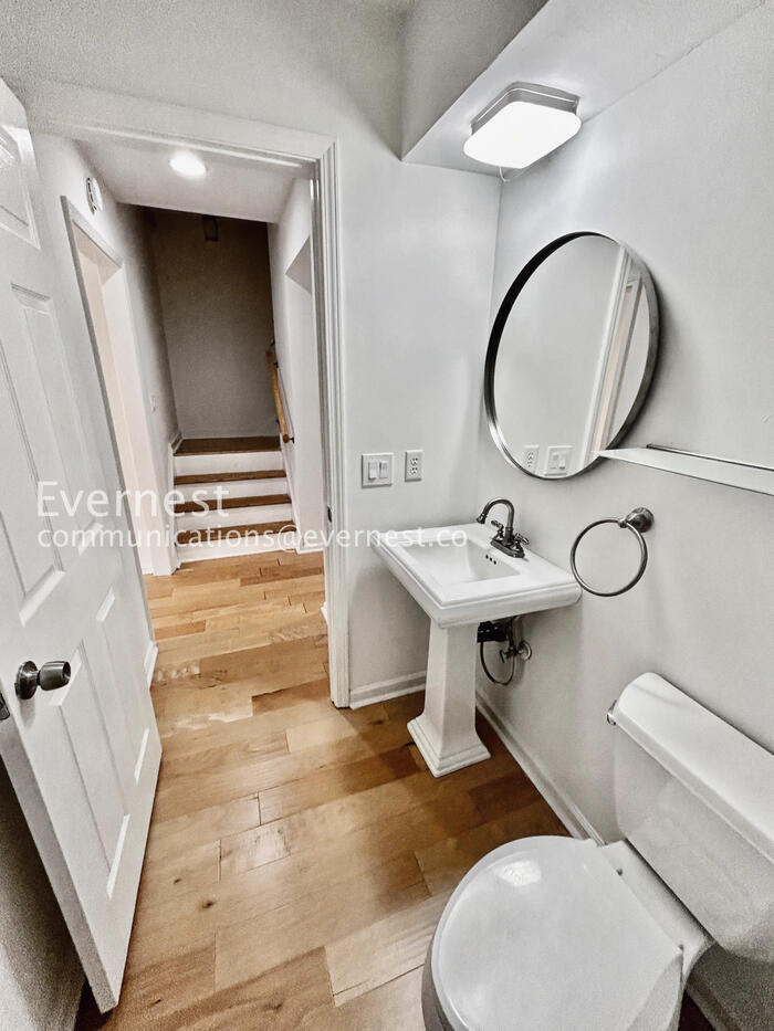 Building Photo - 438 The North Chace