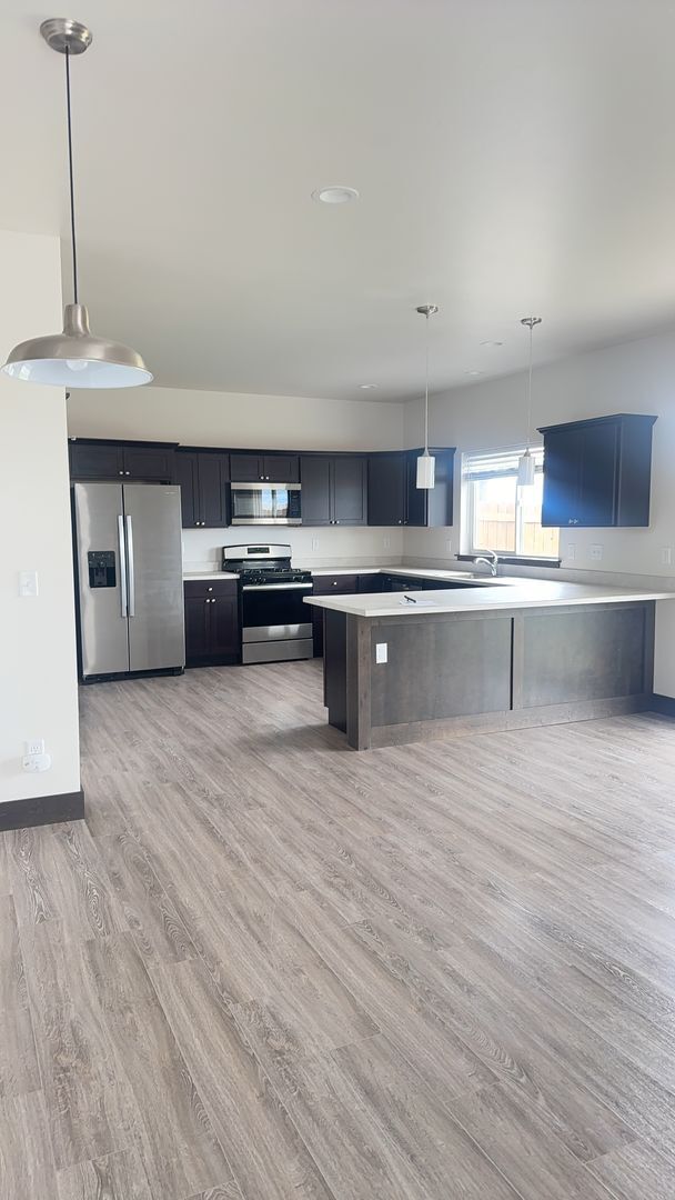 Building Photo - 3 Bed 2.5 Bath with double attached garage in Belgrade