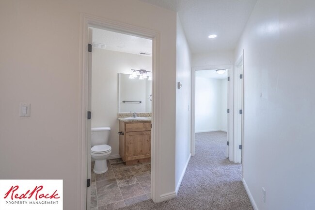 Building Photo - Charming 3 Bedroom Townhome with INTERNET INCLUDED & Dog-Friendly!