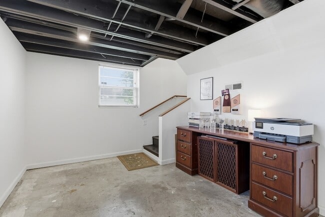 Building Photo - 2820 Donna Hill Dr