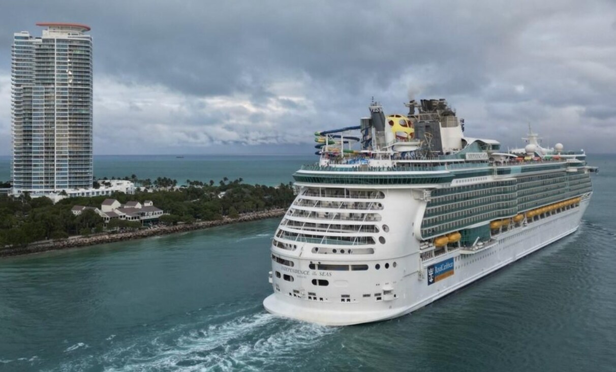 Building Photo - 400 S Pointe Dr