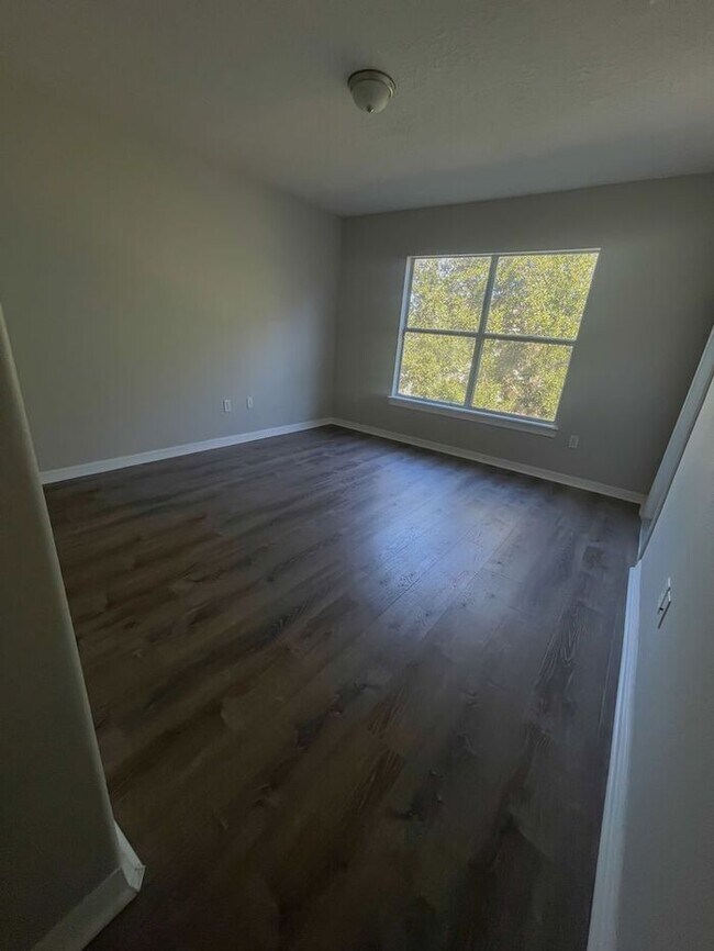 Building Photo - Beautiful Townhouse