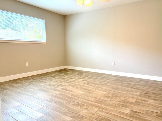 Building Photo - 406 Oak Vista Dr