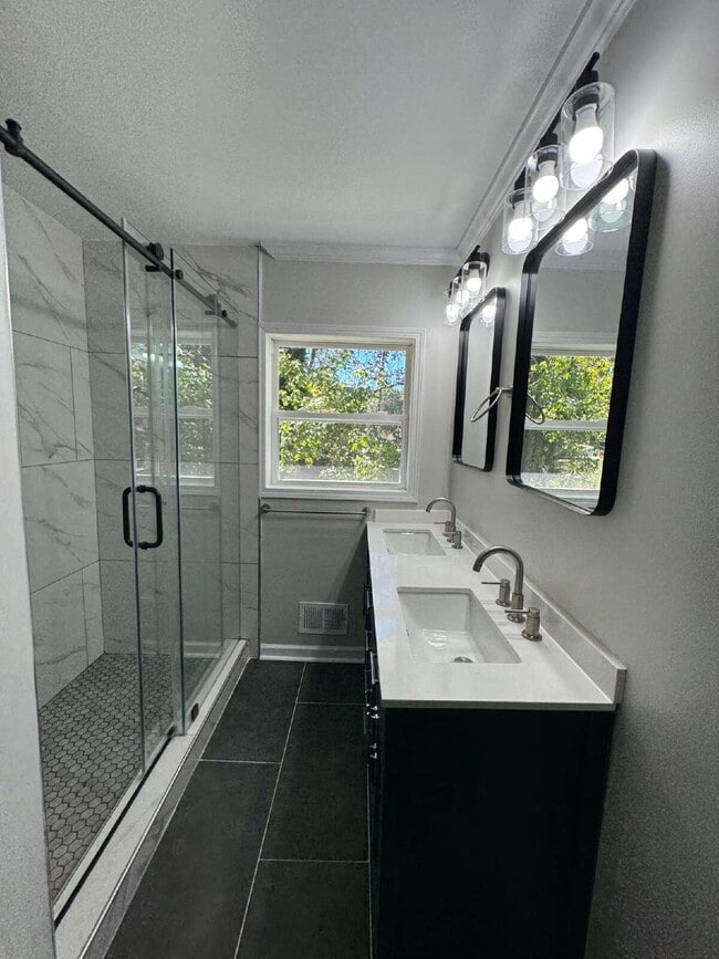 Building Photo - 3702 Chesapeake Way