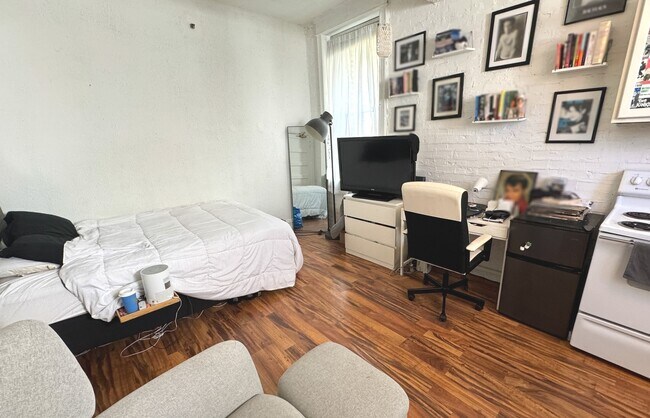 Building Photo - 2800 N Pine Grove Ave