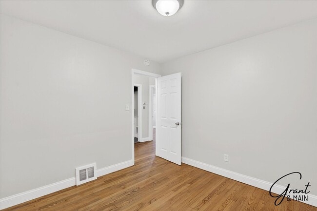 Building Photo - $1,350 - 3 Bed / 1 Bath  Home