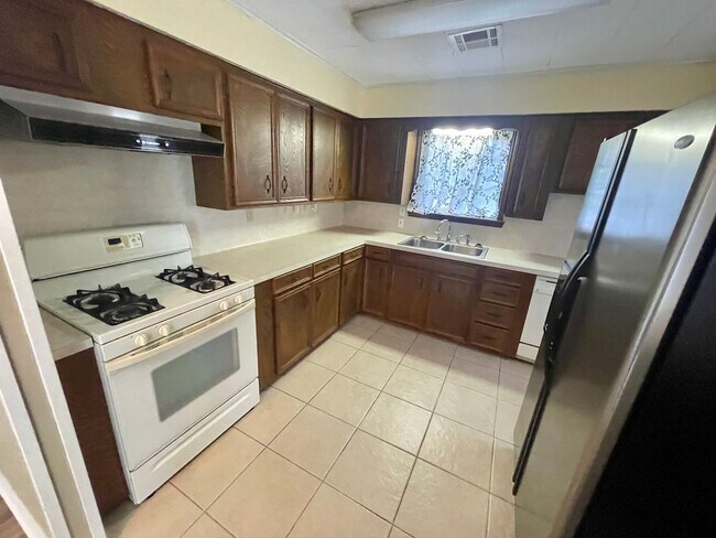 Building Photo - 660 Enfield Ln, Beaumont, TX 77706