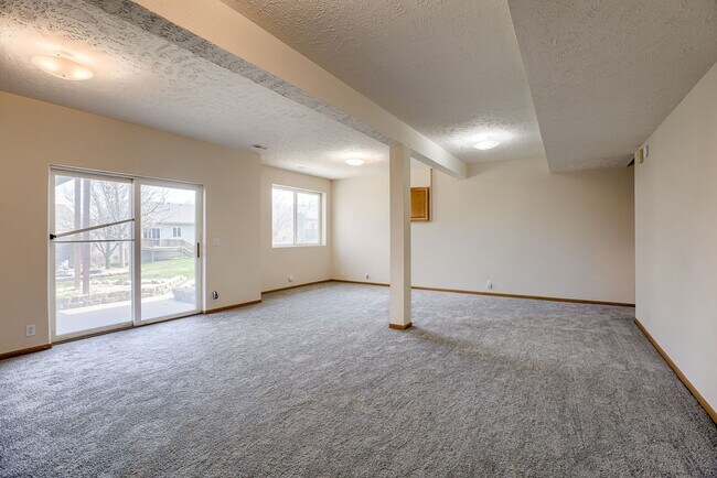Building Photo - Spacious 3 Bedroom Gem In Southwest Omaha!!