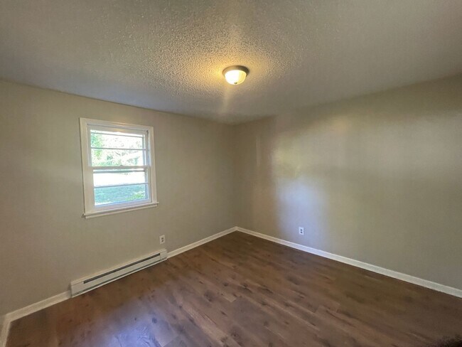 Building Photo - Renovated 3 bedroom 1 bathroom house