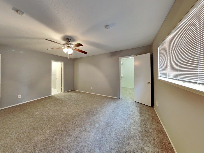 Building Photo - 2706 Santa Anna Dr