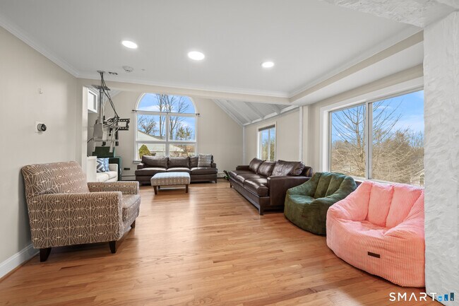 Building Photo - 297 South Rd