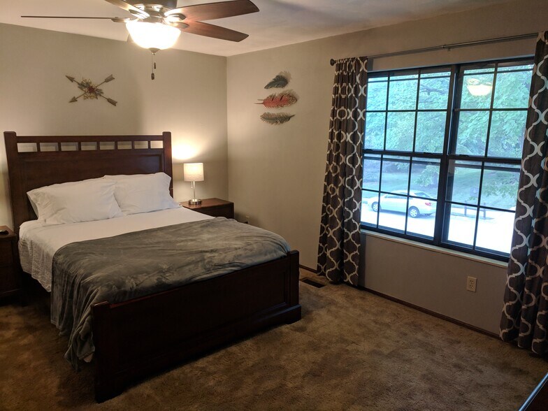 Secondary Bedroom - 833 Nowland Ct