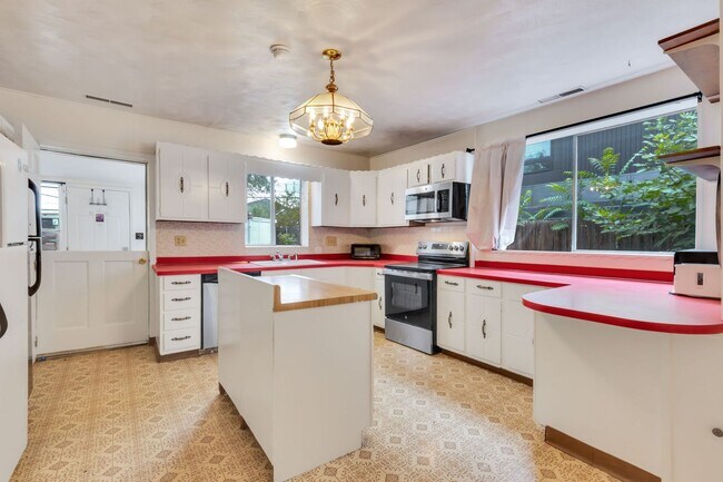 Building Photo - Boulder Ranch Style Home Available Now
