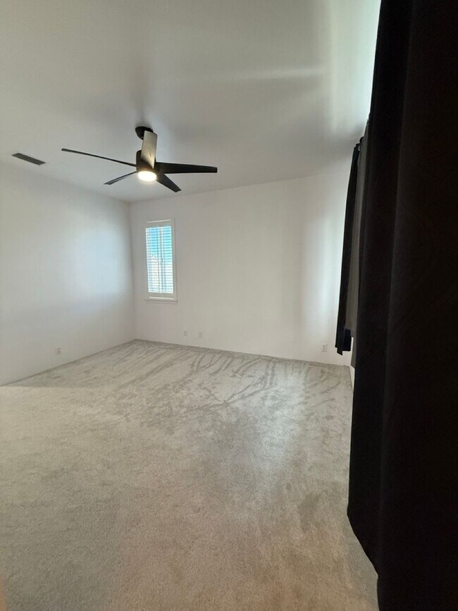 Building Photo - Beautiful 4-Bedroom, 3-Bath Former Model H...