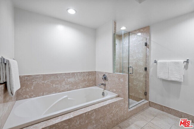 Building Photo - 13600 Marina Pointe Dr