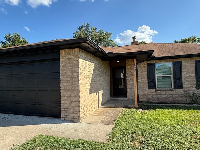 Building Photo - 1301 W Waco St