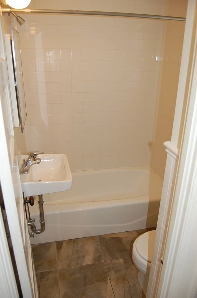 Building Photo - Cozy 2nd floor apt in Near South!