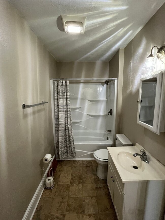 Building Photo - Charming 2-bedroom, 1-bathroom house