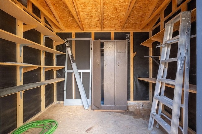 Building Photo - 908 S Manzanita Dr