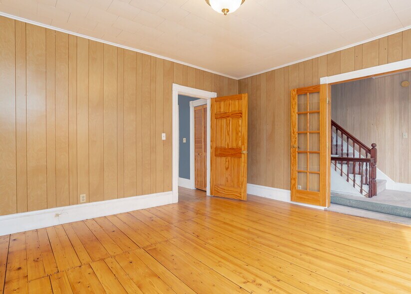 Building Photo - 18 College St