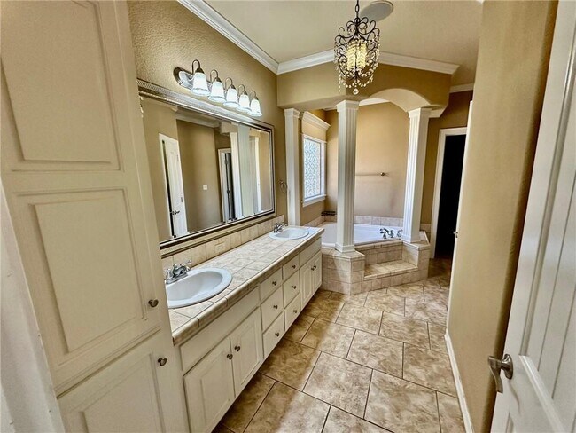 Building Photo - 2591 N Trafalger Dr