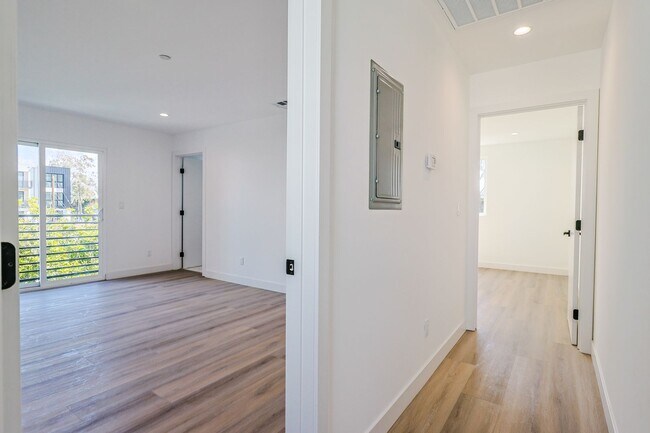 Building Photo - 2419 Carmona Ave