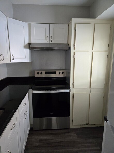 Building Photo - 210 Shrum Ct