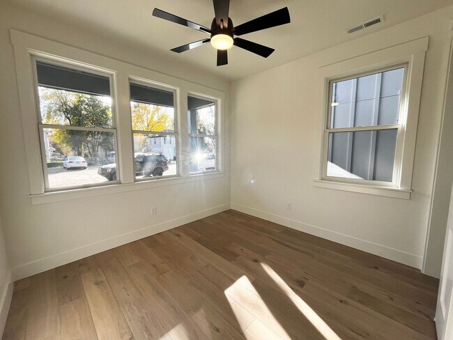 Building Photo - 626 E Krall St