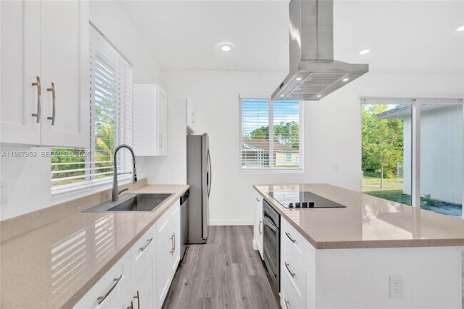 Building Photo - 719 Little Rock St E