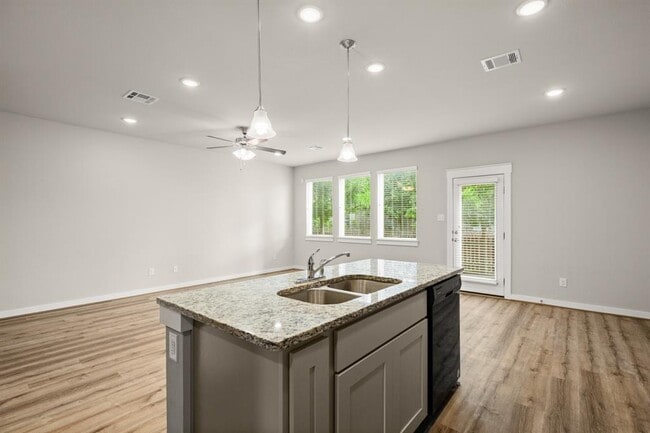 Building Photo - 602 Caterpillar Ln