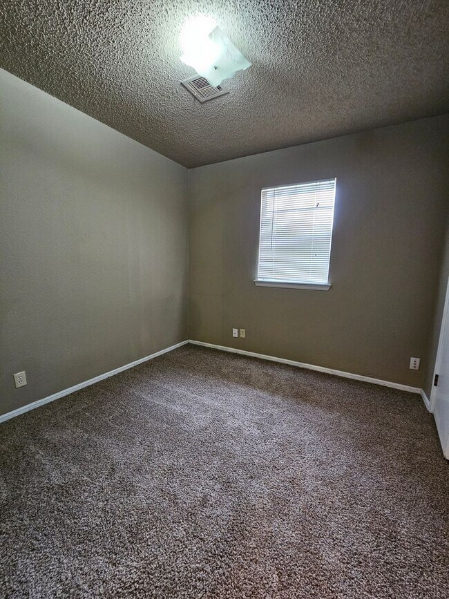 Building Photo - (3) Bed/(2) Bath Near Schools and Shopping! Avail NOW!