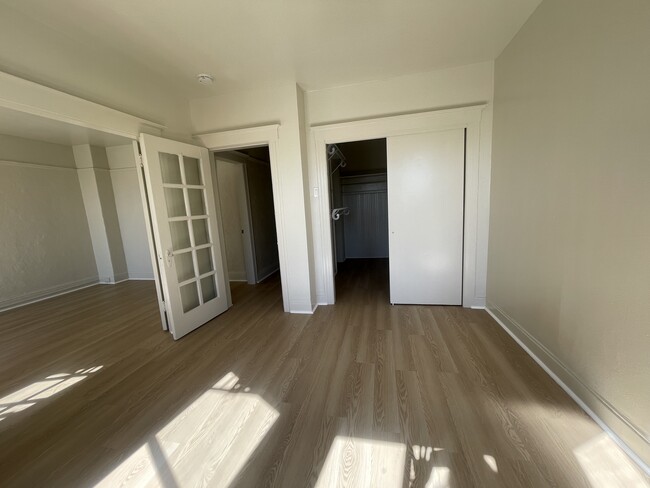 Building Photo - 1br - Large Remodeled 1bed W/Large Closet/...