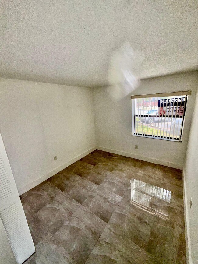 Building Photo - 9405 Fontainebleau Blvd