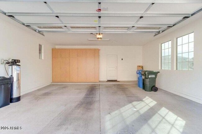 Building Photo - 15837 S 11th Way