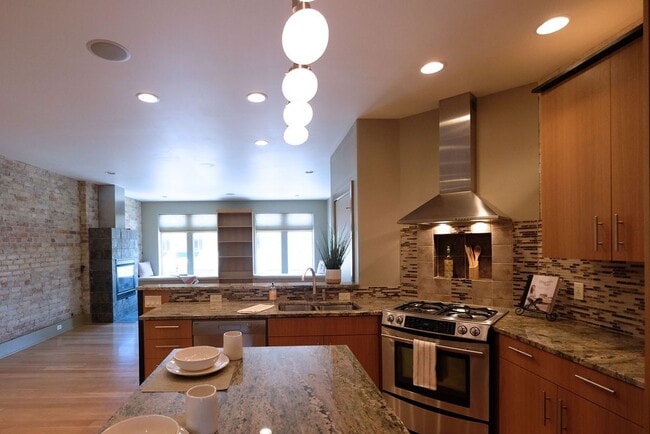 Building Photo - Downtown Midland Main Street Loft $1800/month