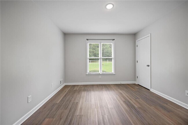 Building Photo - 410 Hickory Walk