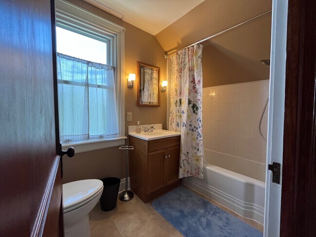 Full Bath - 556 Hershey Rd
