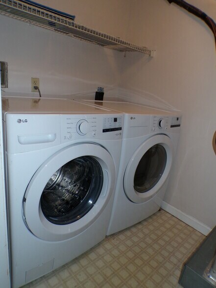 Building Photo - 302 Windsor Pl