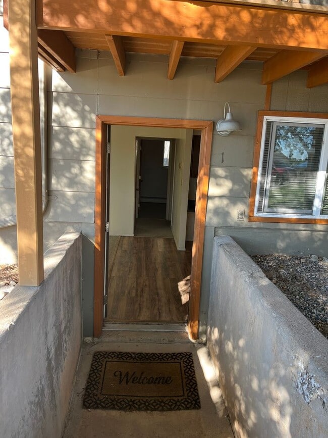 Building Photo - Downstairs Two Bedroom Apt in Bayfield